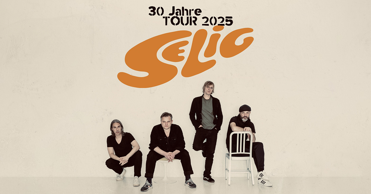 Band Selig (4 Männer) sitzen/stehen vor einer beigen Wand mit dem Schriftzug SELIG 30 Jahre Tour 2025