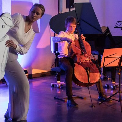 Musiker und Schauspielerin der Musik- und Kunstschule Jena bei einem Stück auf der Bühne in der Imaginata