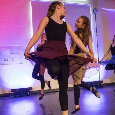 Tänzerinnen der Musik- und Kunstschule Jena bei einem Stück auf der Bühne in der Imaginata