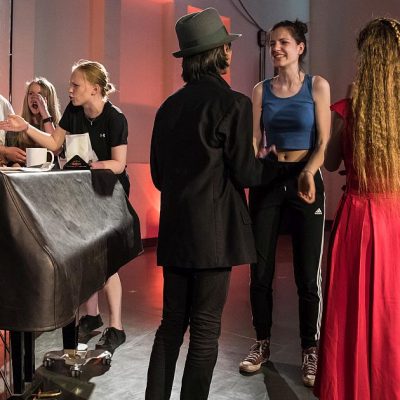 Schauspieler:innen der Musik- und Kunstschule Jena bei einem Stück auf der Bühne in der Imaginata