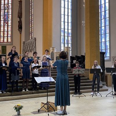 Vokalensemble und Bläserensemble in einer Kirche