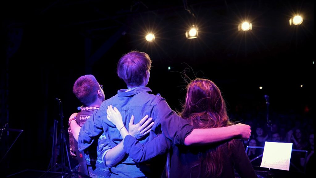 Drei Schüller:innen der MKS Jena verneigen sich auf der Bühne des Kassablanca nach dem Clubkonzert der MKS