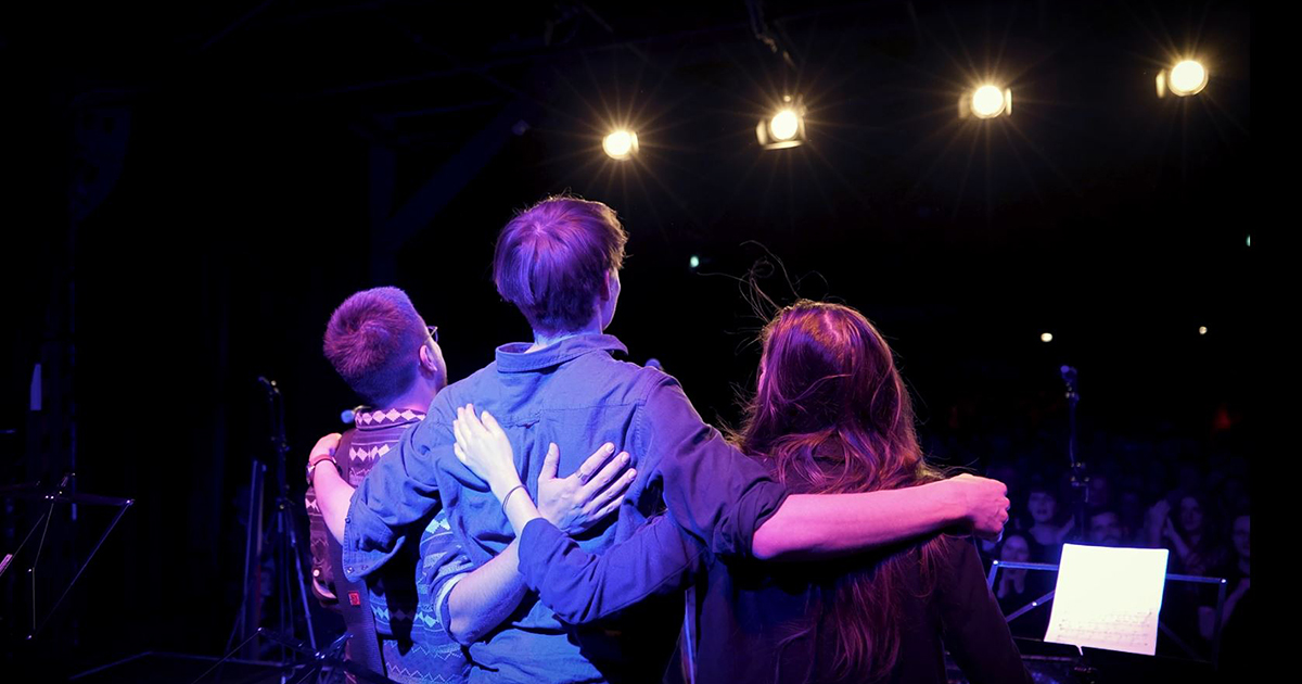 Drei Schüller:innen der MKS Jena verneigen sich auf der Bühne des Kassablanca nach dem Clubkonzert der MKS