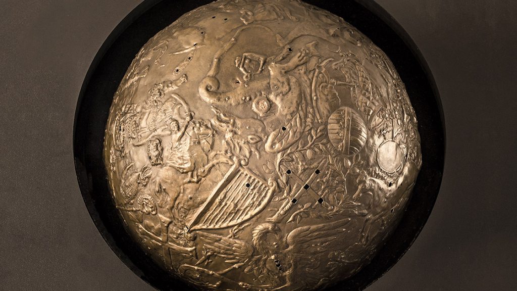 glänzende Kugel mit Löchern