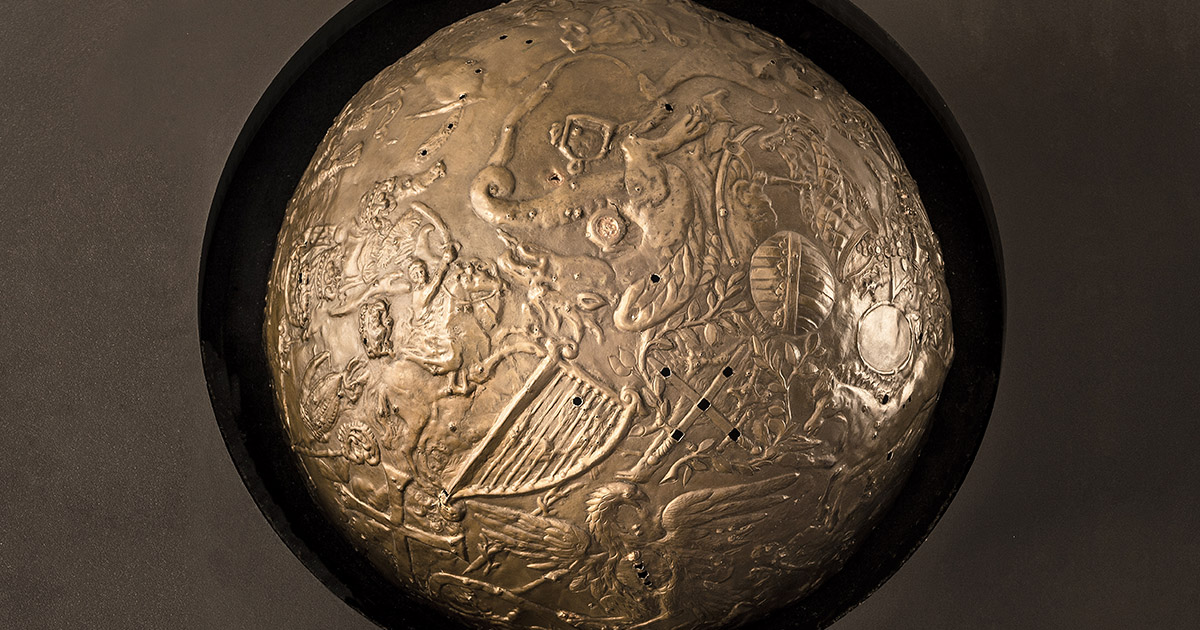 glänzende Kugel mit Löchern