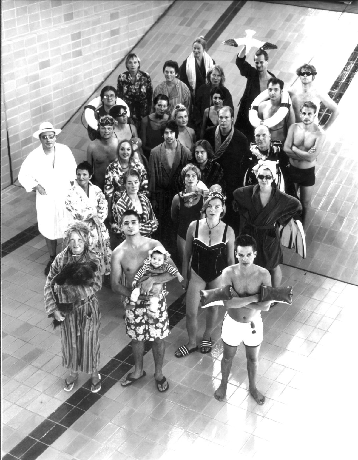 Gruppembild mit Schauspieler:innen des Theaterhaus Jena im leergelassenen Schwimmbecken vom Volksbad Jena.