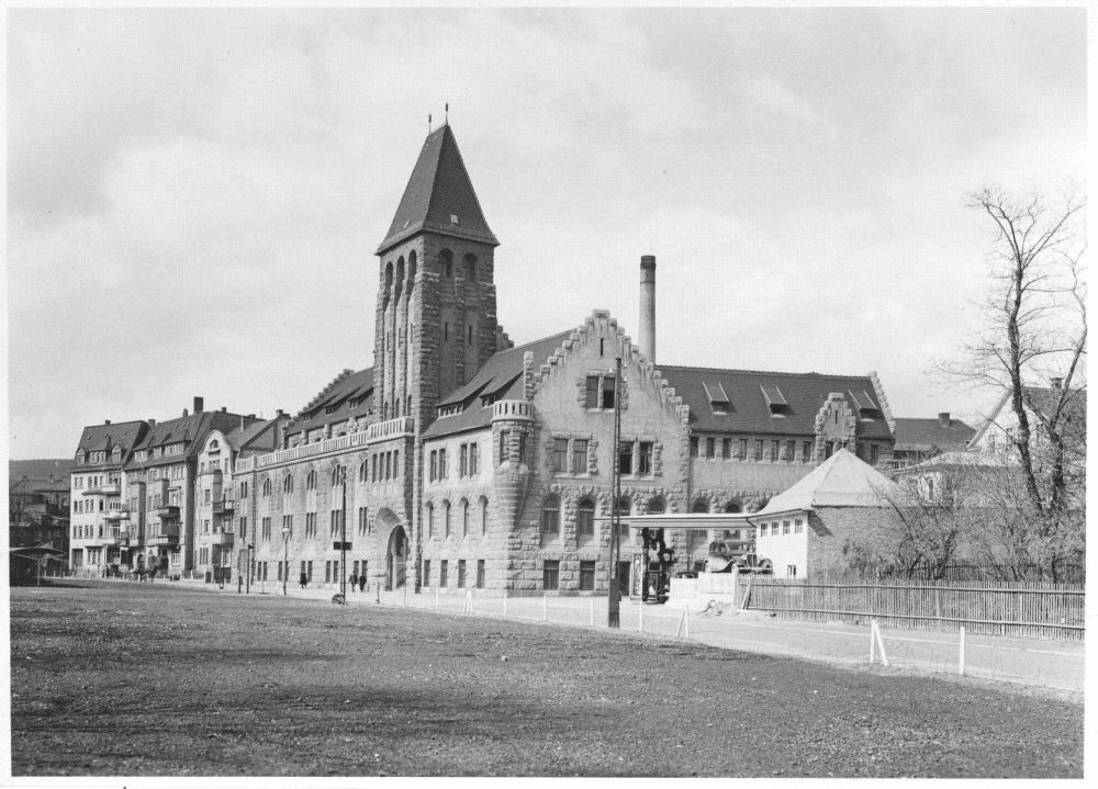 Historische Aufnahme in Schwarz-Weiß vom Volksbad Jena von Außen