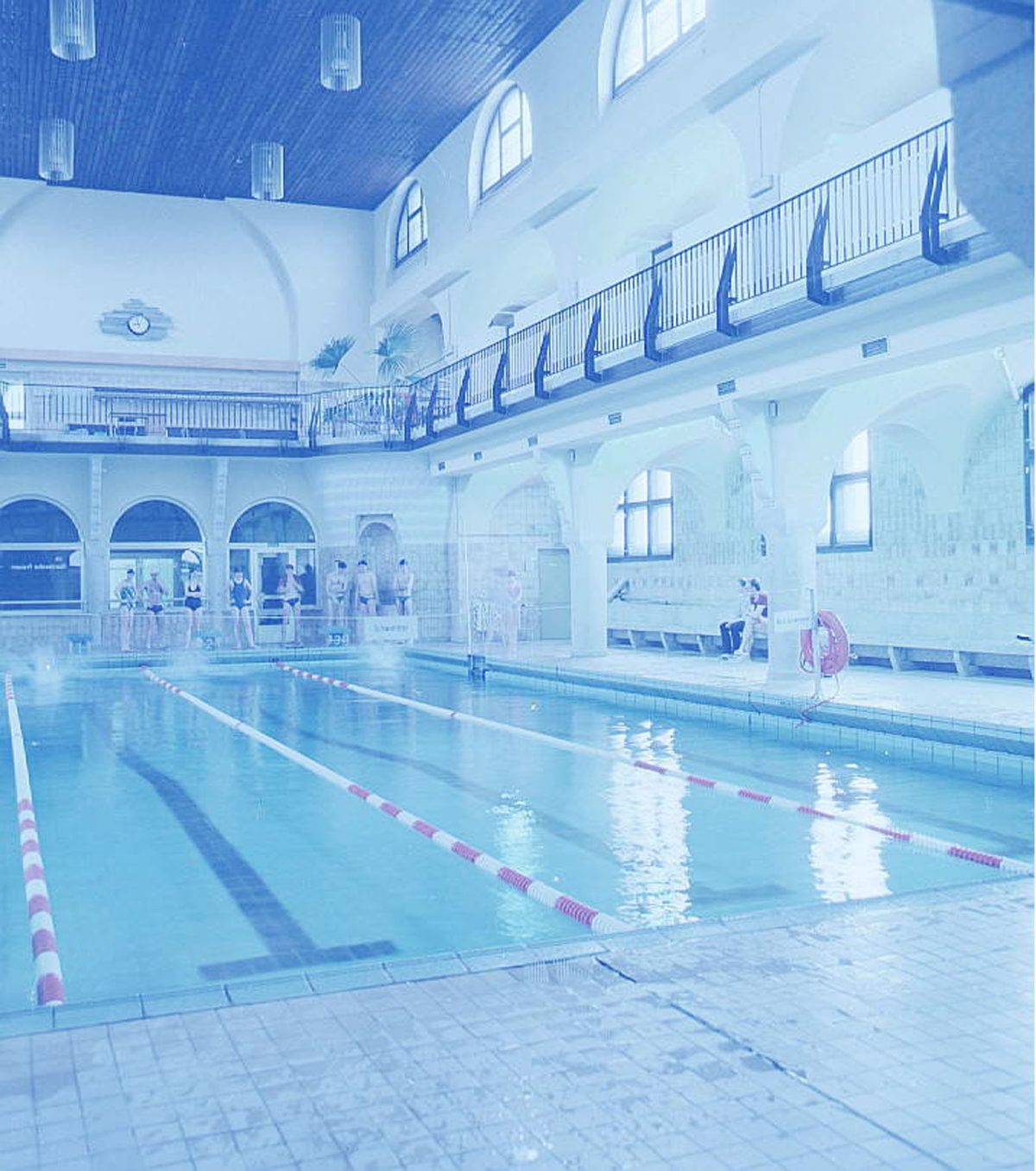 Historische Aufnahme vom Schwimmbecken im Volksbad Jena in bunt