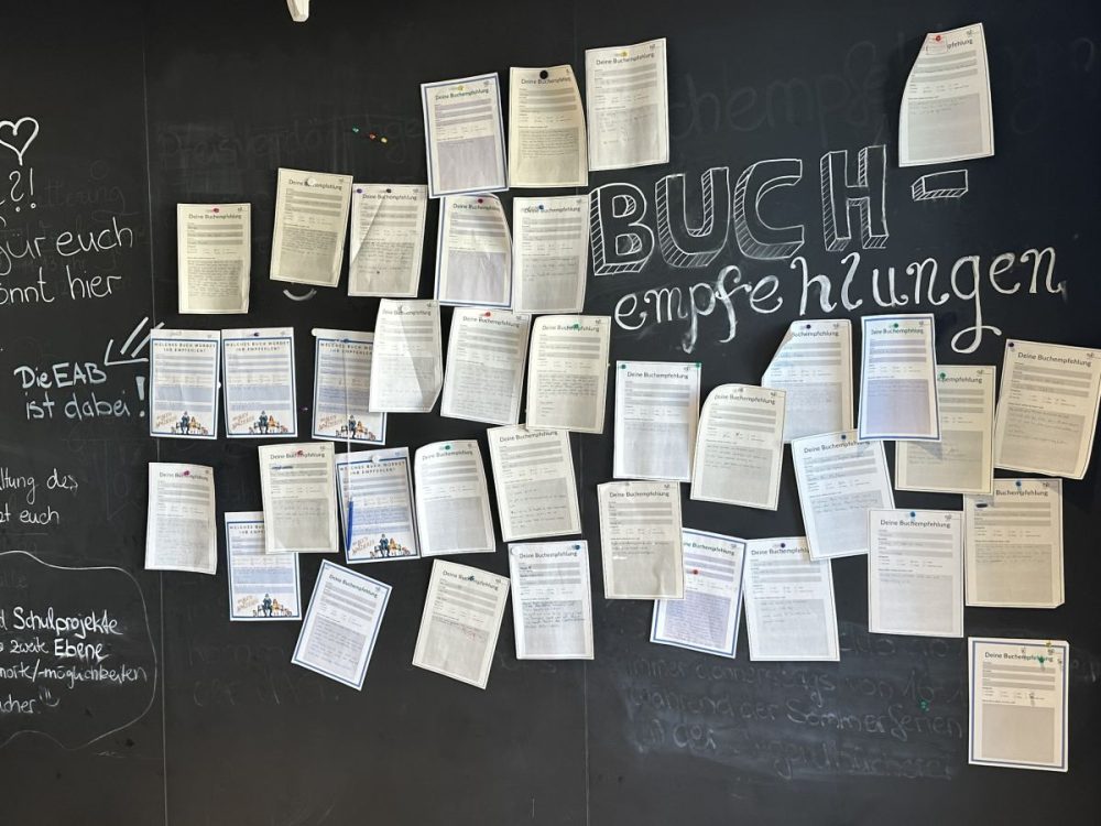 Buchempfehlungen im Jugendbereich: Eine Wand in der Jugendbücherei voller selbstgeschriebener Zettel