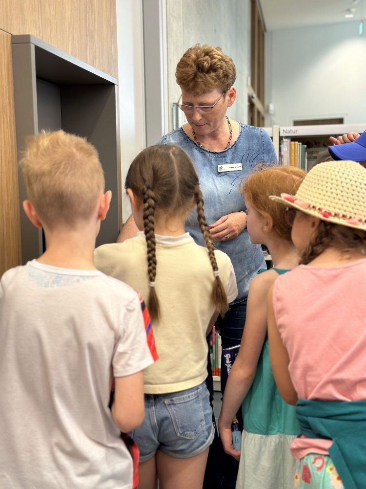 Grundschüler:innen werden durch eine EAB-Mitarbeiterin durch die EAB Jena geführt