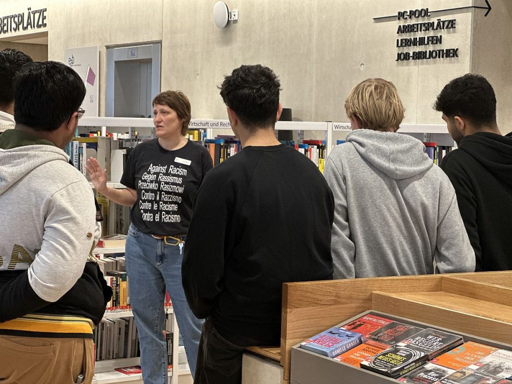 FüJugendliche werden durch eine EAB-Kollegin durc die EAB Jena geführt