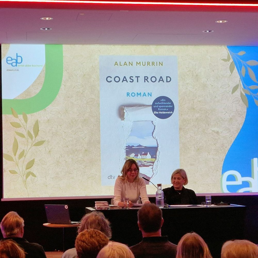 Lesemarathon der EAB Jena: Zwei EAB-Kolleginnen empfehlen während der Bücherstunde ihre Lieblingsbücher des Jahres