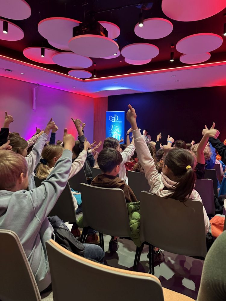 Lesung für Schulklassen im Veranstaltungsraum der EAB Jena: Fast alle Schüler:innen wollen was sagen und melden sich