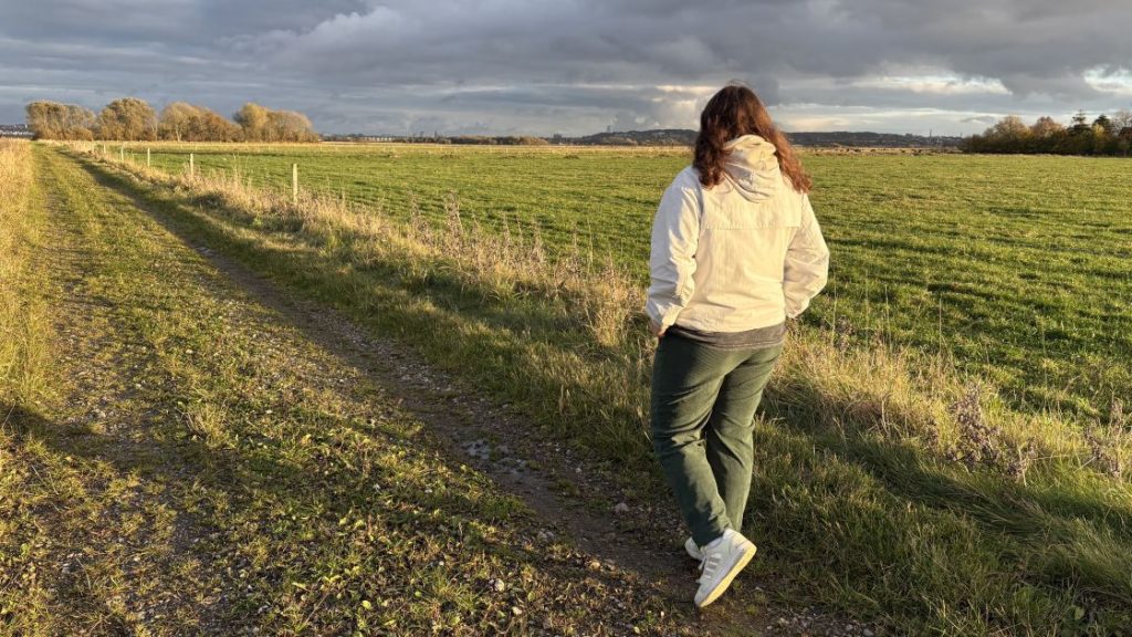 Pauline Gathge auf einem Feldweg in Dänemark