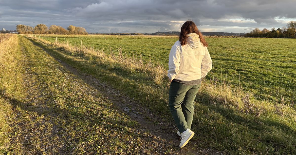 Pauline Gathge auf einem Feldweg in Dänemark