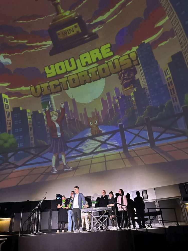 Sternenlese der EAB Jena im Zeiss-Planetarium Jena: Poetry Slam, Künstler:innen stehen auf der Bühne vor der riesigen Leinwand