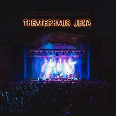 Blick auf die Bühne der Kulturarena,, Babayaga bei der Kulturarena 2024, am Schlagzeug Martin Hädrich