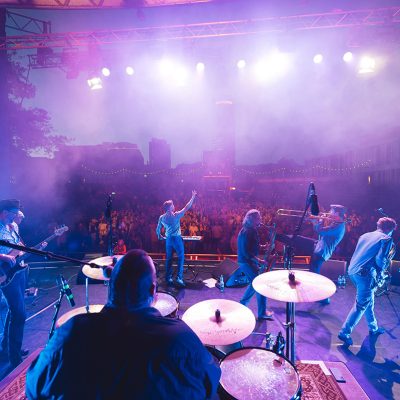 Babayaga bei der Kulturarena 2024, im Hintergrund das riesige Publikum, Mitte Martin Hädrich (Schlagzeug)