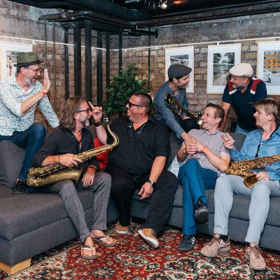 Babayaga bei der Kulturarena 2024, Backstage, die Band sitzt auf einer Couch, Martin in der Mitte