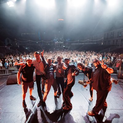 Babayaga bei der Kulturarena 2024, im Hintergrund das riesige Publikum, rechts Martin Hädrich (Schlagzeug)