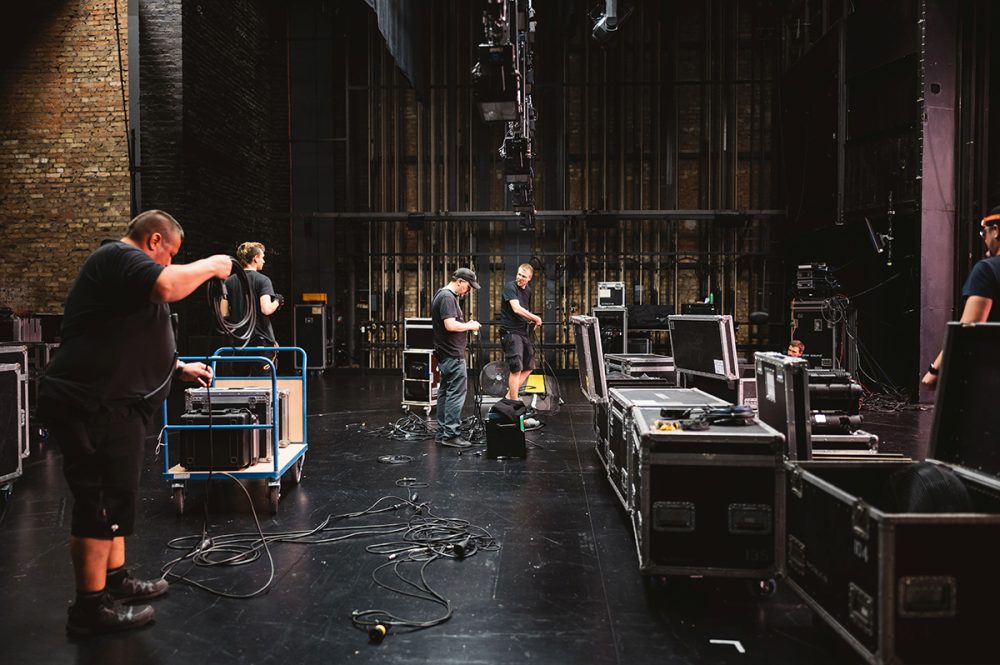 Martin Hädrich, Backstage Kulturarena, er und andere Techniker verlegen Kabel