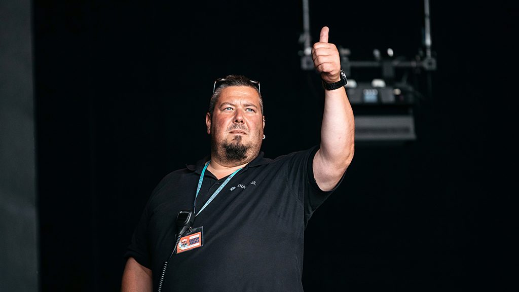 Martin Hädrich im Portrait, Mitarbeiter Veranstaltungsservice JenaKultur, hier im Backstage der Kulturarena, er zeigt den Daumen nach oben