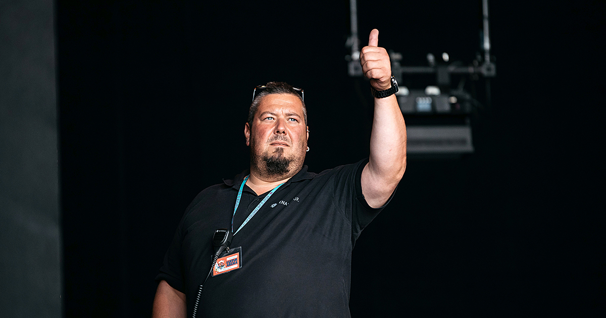 Martin Hädrich im Portrait, Mitarbeiter Veranstaltungsservice JenaKultur, hier im Backstage der Kulturarena, er zeigt den Daumen nach oben