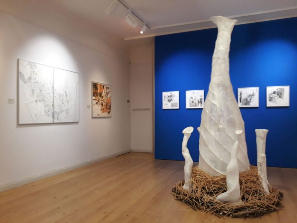 Eine große Installation in weiß mit zwei kleineeren Exemplaren links und rechts vor ihr