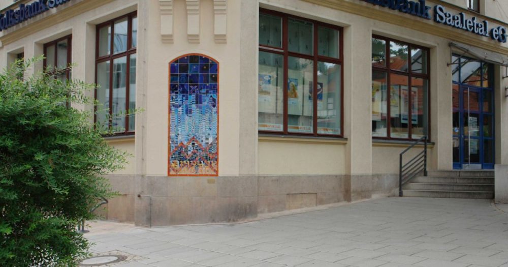 ein schmesles, hochformatiges Bild an einer Hausecke. Es wirkt wie eine Art Torbogen. Die Berechnung der Träume mit vorwiegenf blauer Farbe.