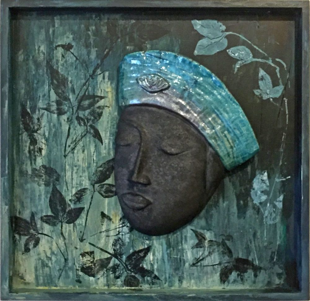 Zu sehen ist ein Kopf mit dunkler Haut und blauer Kopfbedeckung auf einem blauen quadratischem Hintergrund. Der Hintergrund ist mit Blumen verziert.