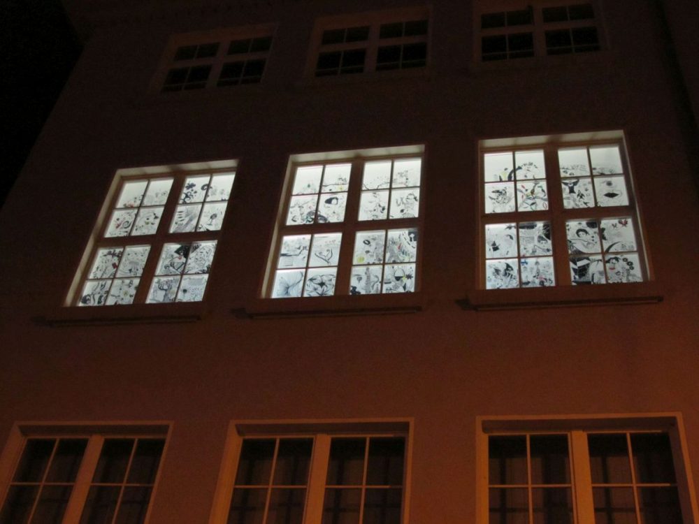 Gestaltung der Fenster des Kunstvereins Jena durch die Schüler:innen. An 3 Fesntern wurden jeweils 12 A3-Plakate angebracht, die die Schüler:innen mit schwarzen Filzstifen bemalt hatten.