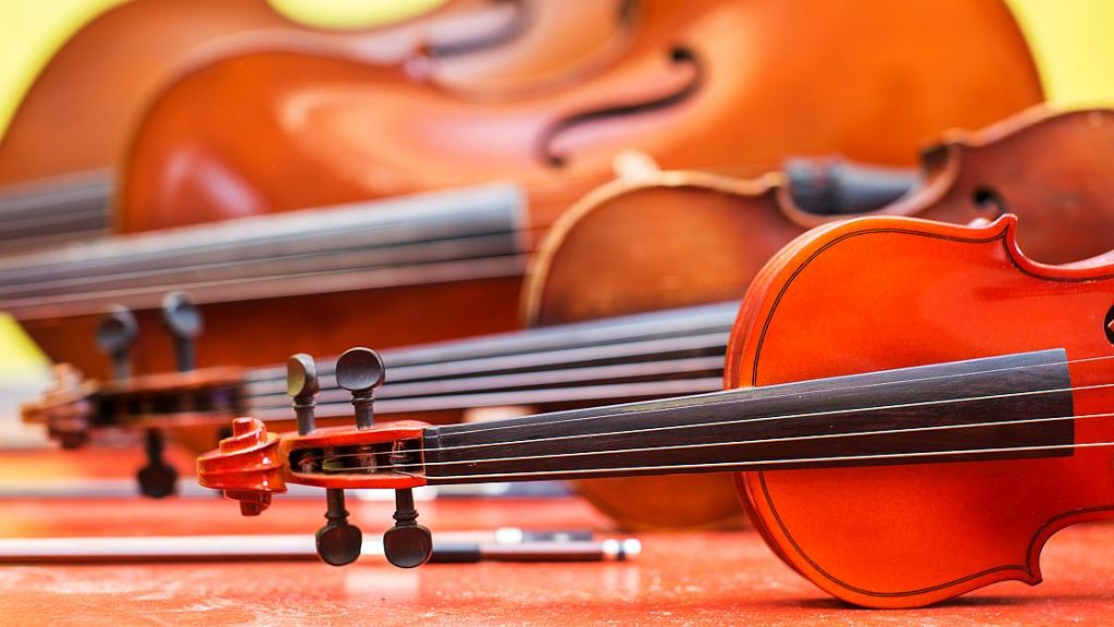 Streichinstrumente hintereinander liegend