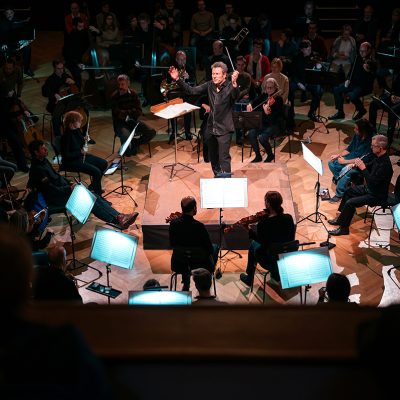 Blick ins Volkshaus Jena zur Aufführung von 360° der Jenaer Philharmonie, im Fokus der GMD Simon Gaudenz
