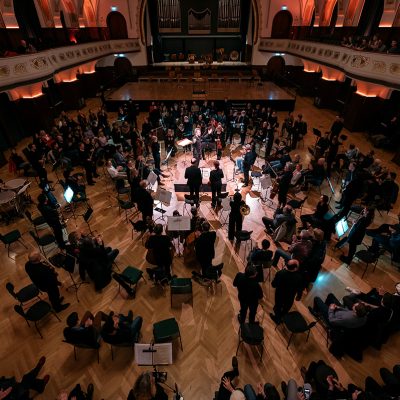 Blick ins Volkshaus Jena zur Aufführung von 360° der Jenaer Philharmonie, alle sitzen im Kreis mitten im Saal