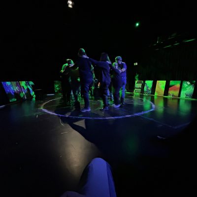 Blick auf die Probebühne im Theaterhaus Jena zur Aufführung des Inklusionsprojektes, Kreistanz im Halbdunkeln