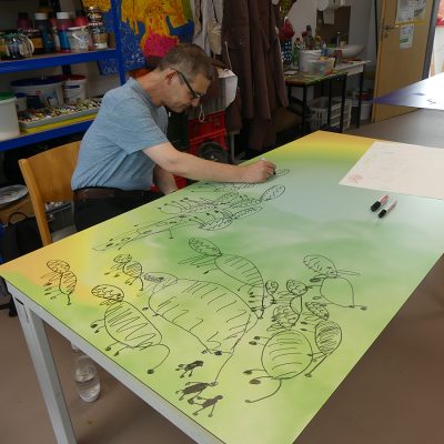 Malprojekt im UKJ im Atrium, ein Mann malt