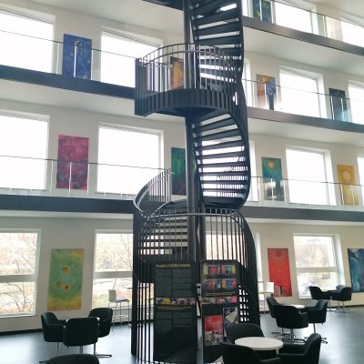 Malprojekt im UKJ im Atrium, Bilder an der Wand