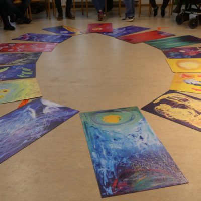 Malprojekt im UKJ im Atrium, Bilder liegen auf dem Boden