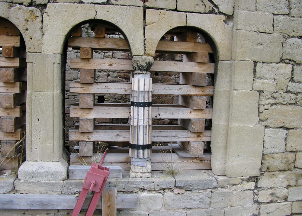 Sicherung der Biforien , Holz schützt die Biforien an den Fenstern der Lobdeburg