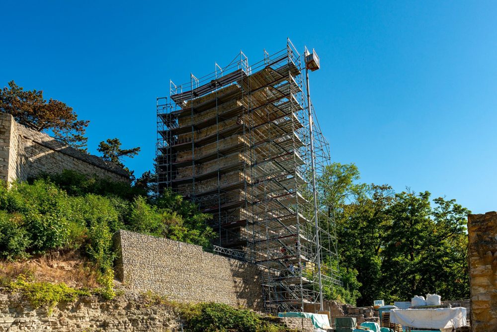 Einrüstung zur Sanierung des Wohnturms und der Gabionen der Lobdeburg unterhalb