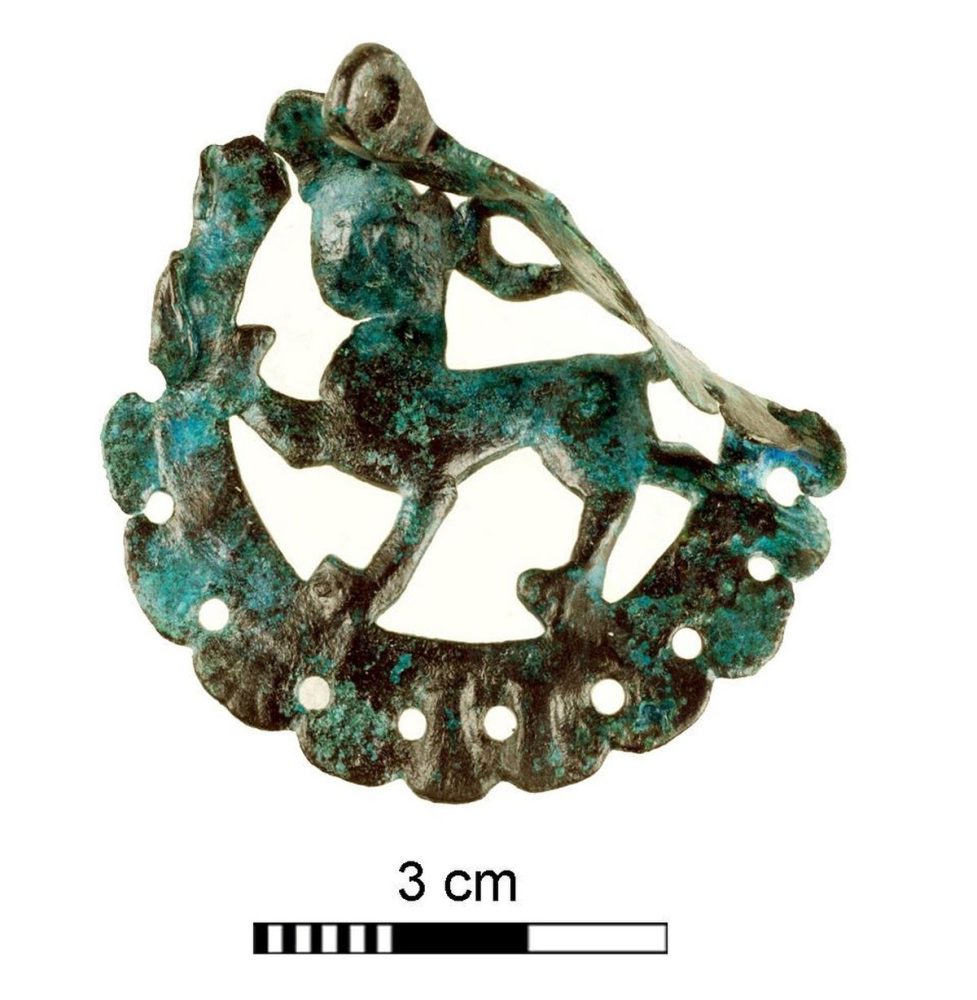 Fundstücke aus dem Bereich der Lobdeburg, hier: Zaumzeuganhänger, ca. 3-4cm großes metallenes Stück