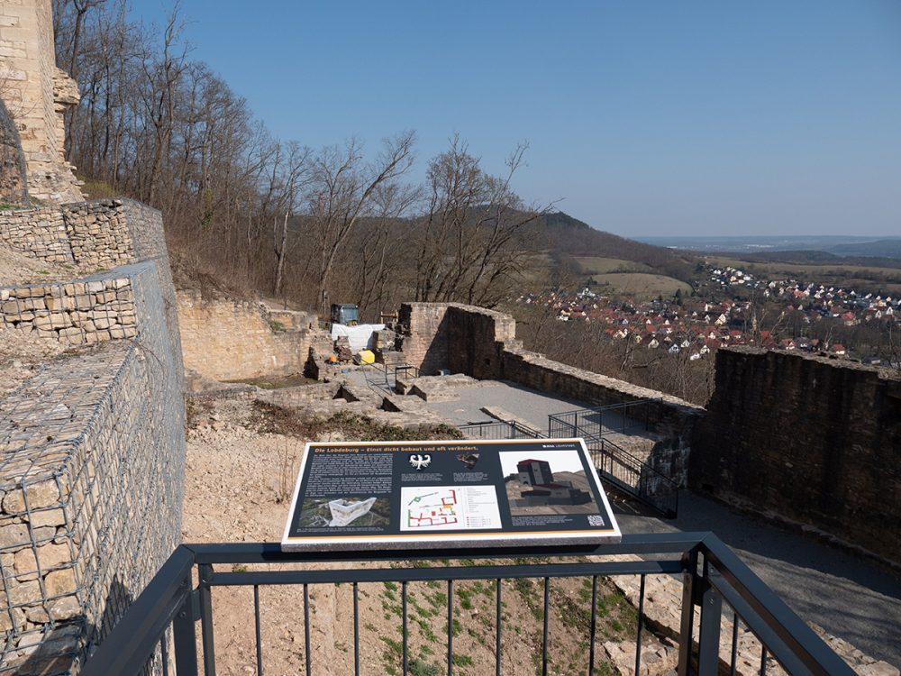 Neue Informationstafeln mit Blick über den unteren Burgberg