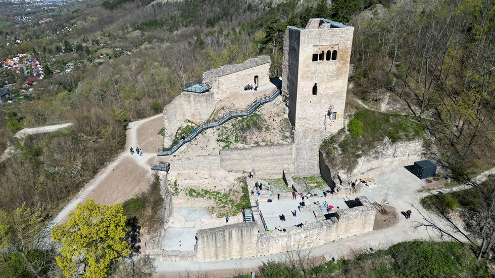 Blick auf die Lobdeburg nach der Sanierung von oben, Drohnenaufnahme