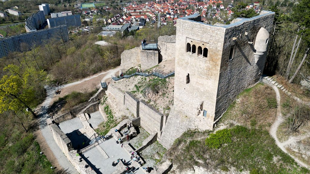 Die Lobdeburg von der Seite oben in Jena nach Abschluss der Sanierung im April 2026, Drohnenaufnahme