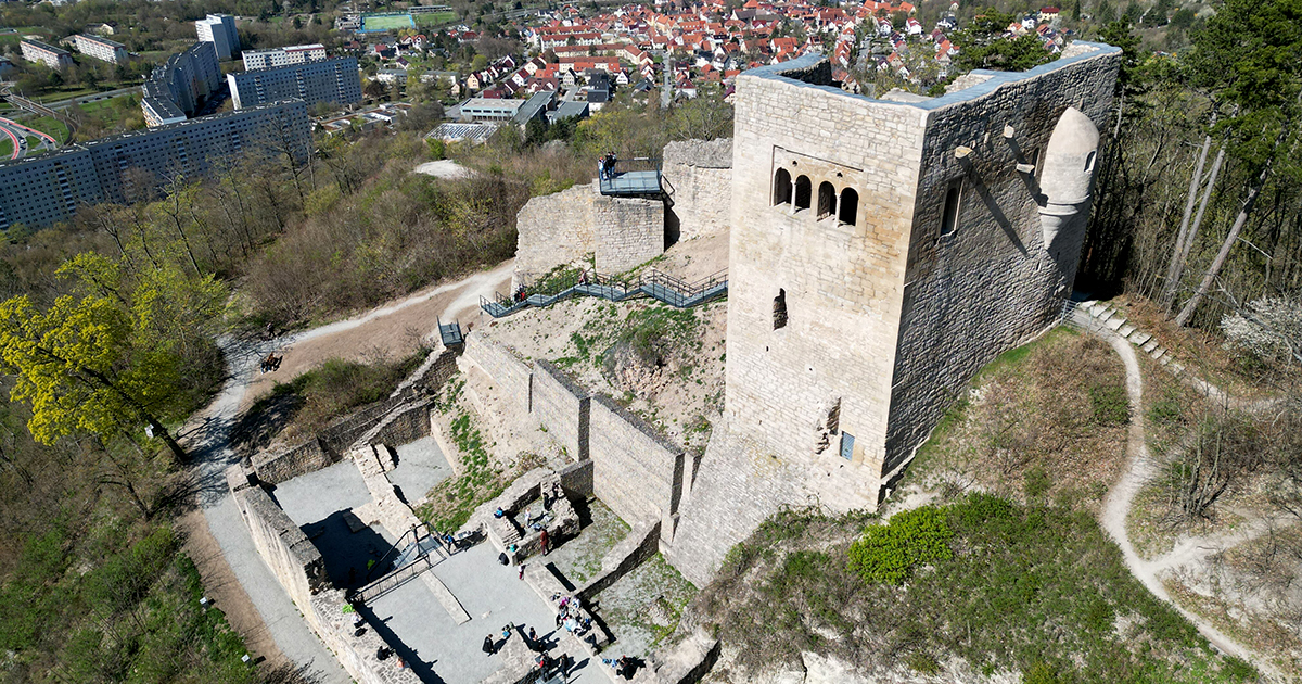 Die Lobdeburg von der Seite oben in Jena nach Abschluss der Sanierung im April 2026, Drohnenaufnahme