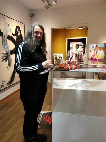 Jonathan Meese beim Aufbau der Ausstellung in Jena