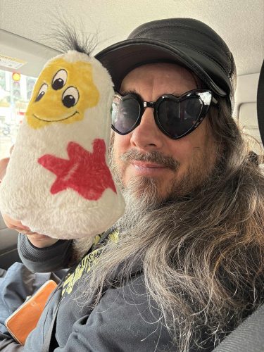 Jonathan Meese auf dem Heimweg von Jena mit dem Farbmonster