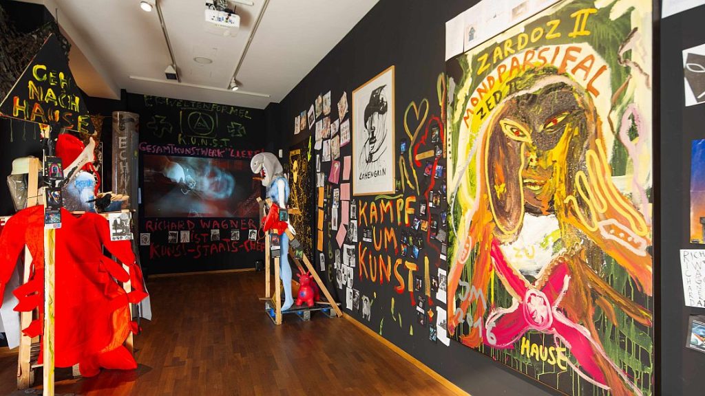 Blick in die Jenaer Jonathan-Meese-Ausstellung in der Kunstsammlung Jena