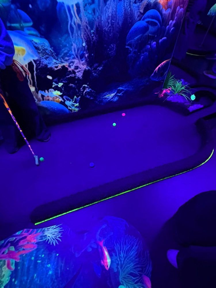 Minigolfanlage im Dunkeln