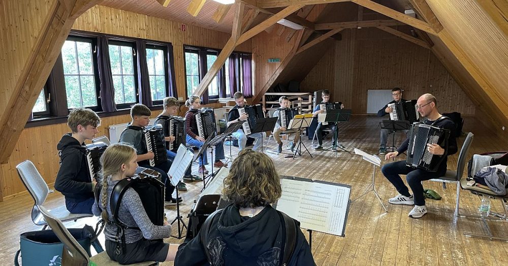 Probenlager AGB-Orchester MKS Jena, einige Akkordeonscüller:innen und der Lehrer proben